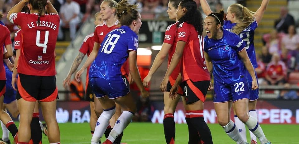 Jugadoras celebrando un gol en el partido