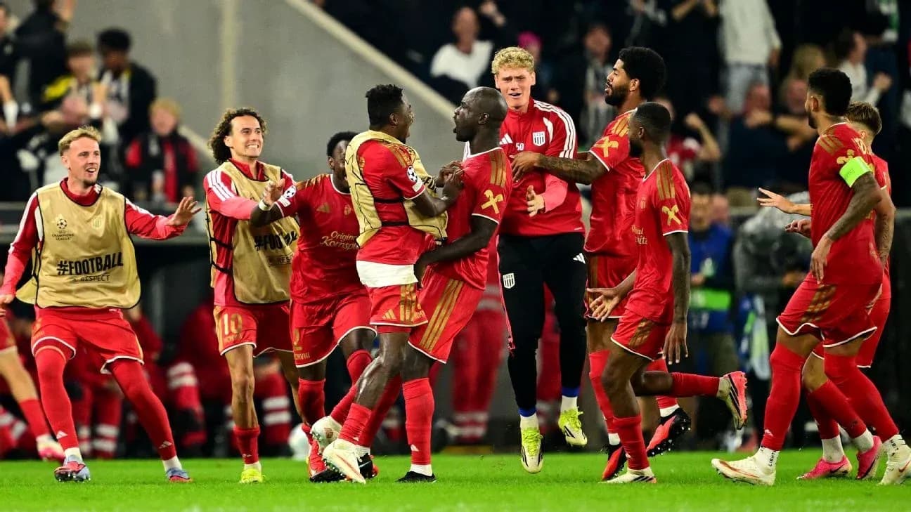 LASK players celebrate a goal during a match.