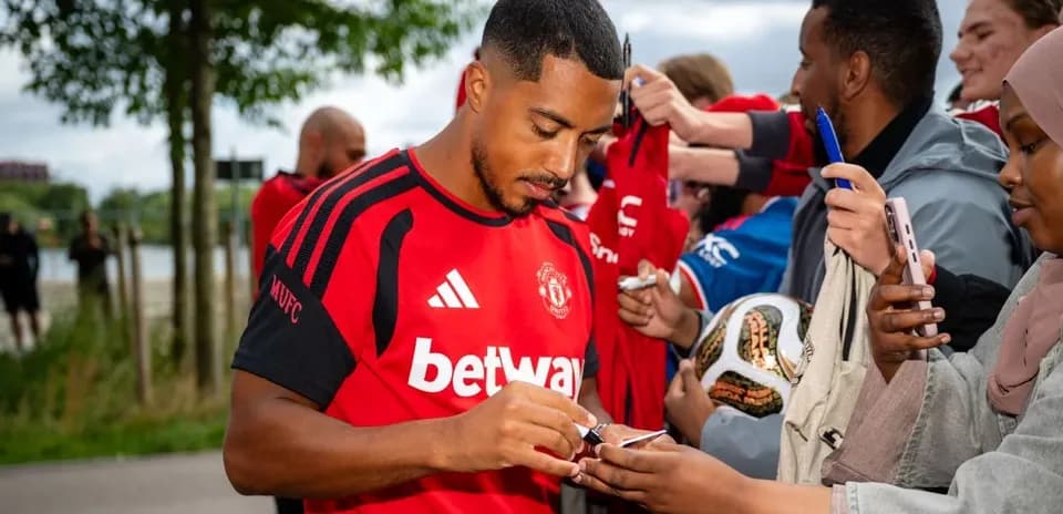 Jugador de Manchester United firmando autógrafos a aficionados