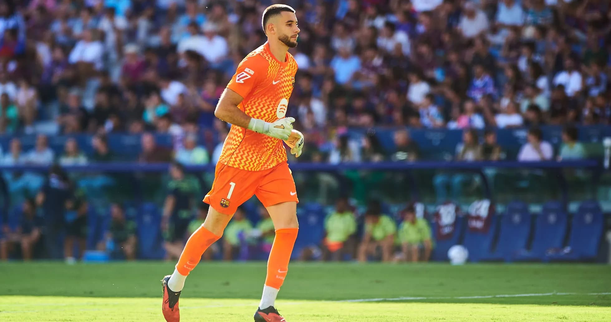 Portero de Barcelona corriendo en el campo de juego
