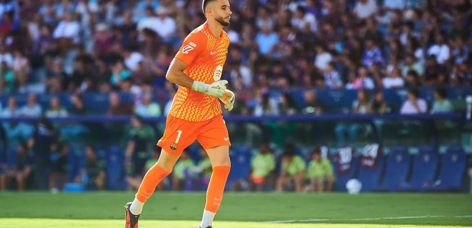Portero de Barcelona corriendo en el campo de juego