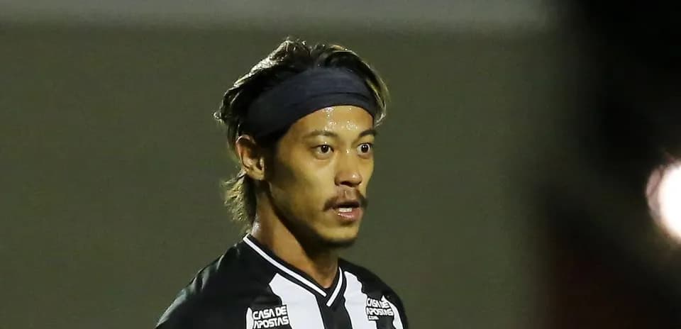 Jugador en acción con camiseta negra y blanca