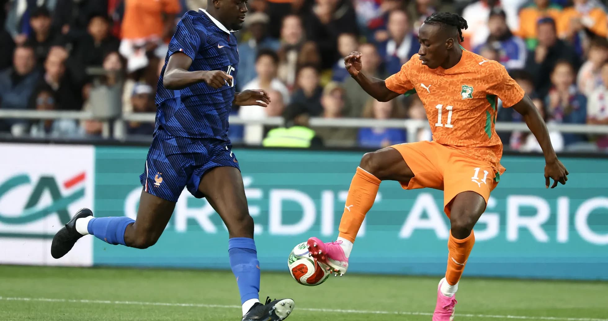 Jugador de Francia defendiendo contra jugador de Costa de Marfil