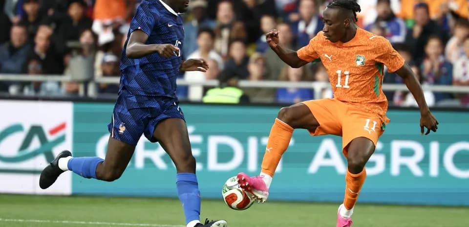 Jugador de Francia defendiendo contra jugador de Costa de Marfil