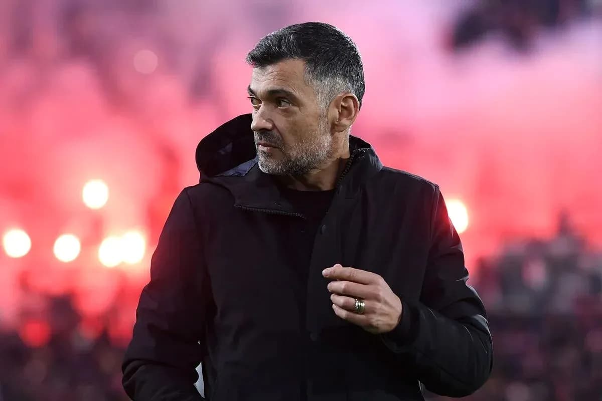 Entrenador observando el ambiente del estadio