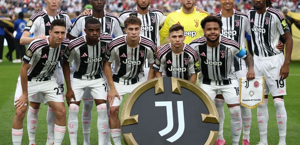 Jugadores de Juventus posando con el logo del club