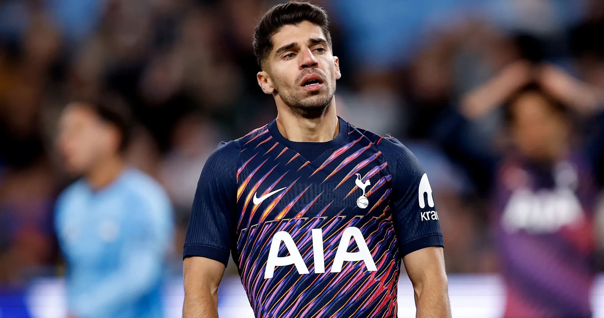 Jugador de Tottenham con camiseta oscura en el campo