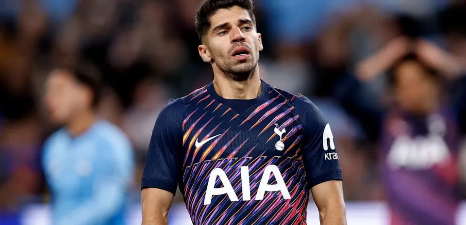 Jugador de Tottenham con camiseta oscura en el campo