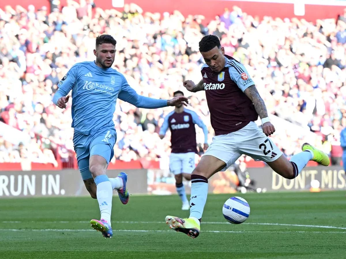 Jugador de Aston Villa chutando el balón
