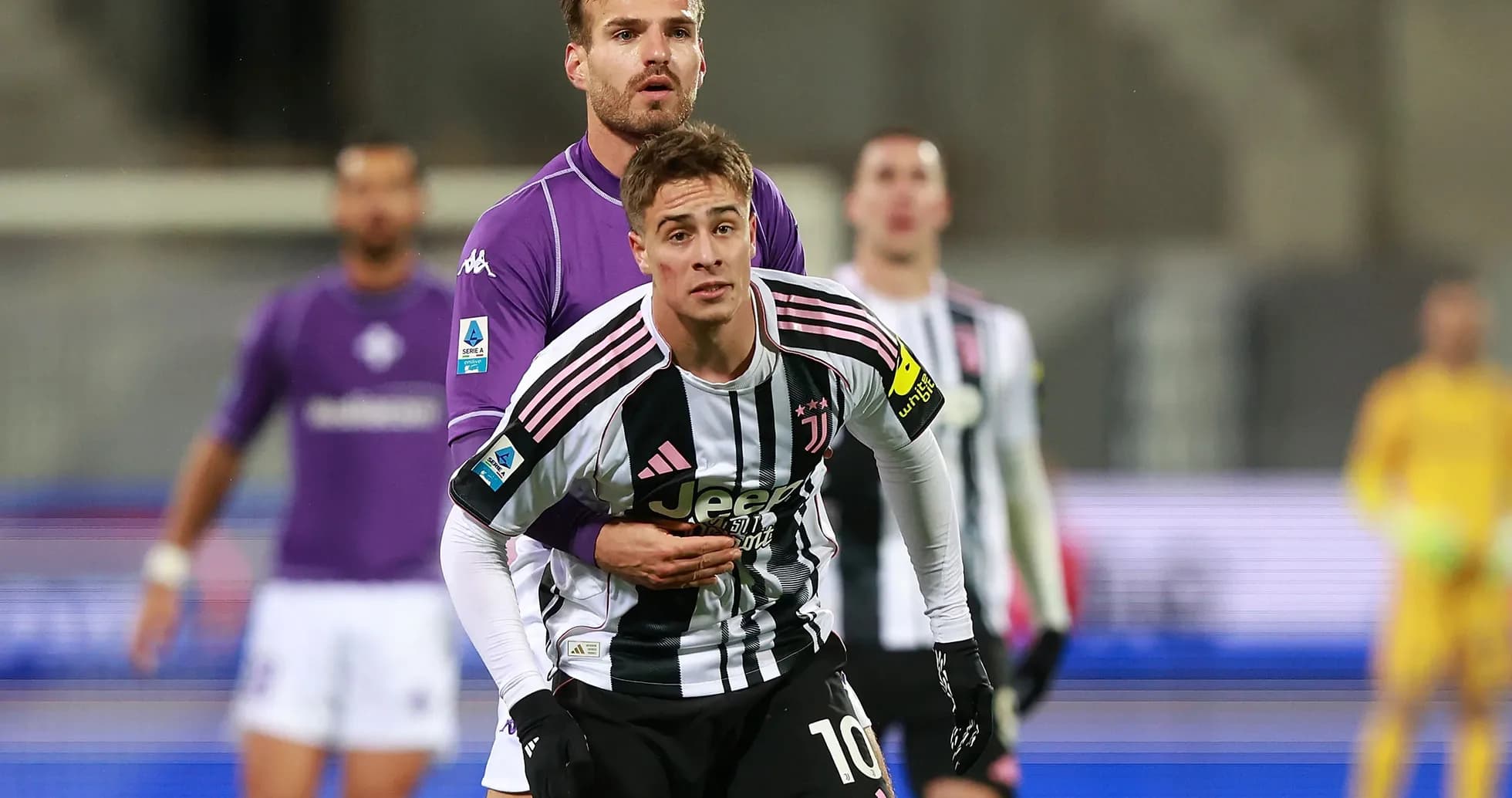 Jugador de Juventus luchando por el balón