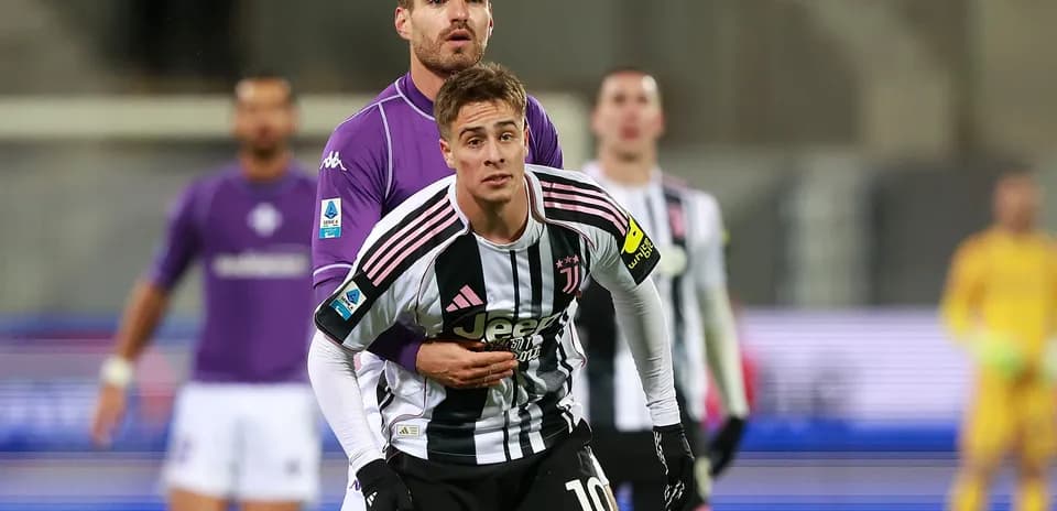 Jugador de Juventus luchando por el balón