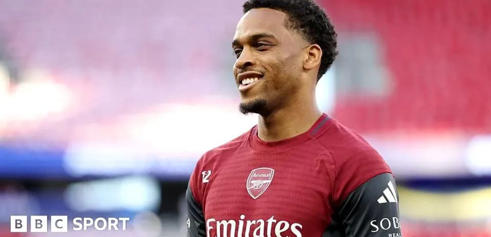 Jugador de Arsenal sonriendo en el campo de juego