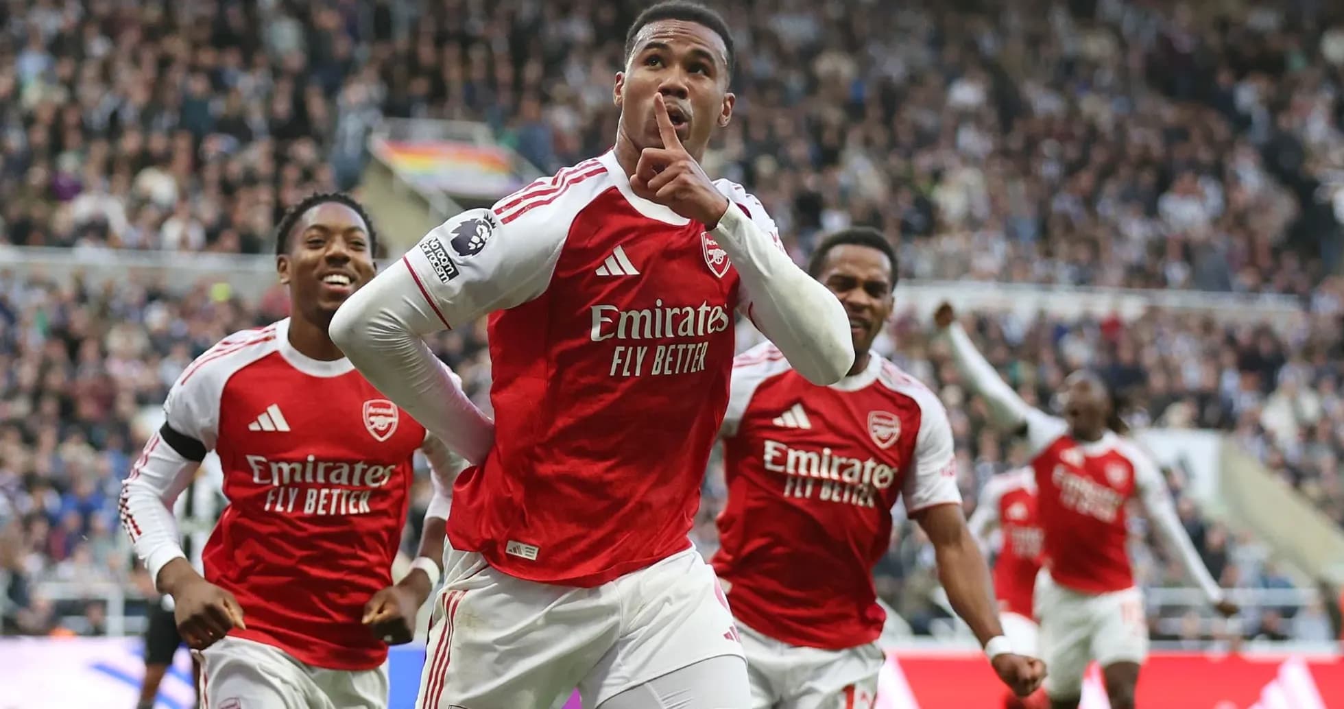 Jugadores de Arsenal celebrando un gol en el partido