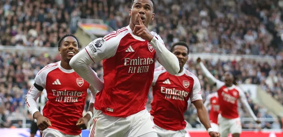 Jugadores de Arsenal celebrando un gol en el partido