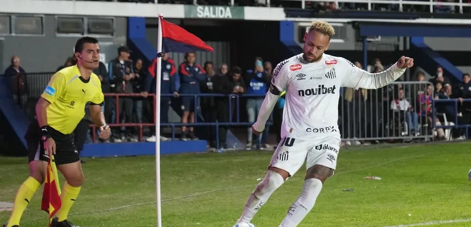 Jugador ejecutando un tiro de esquina en el partido