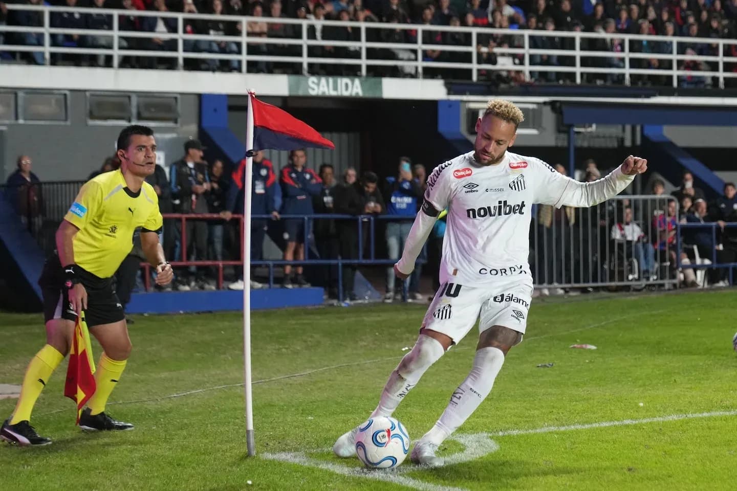 Jugador ejecutando un tiro de esquina en el partido
