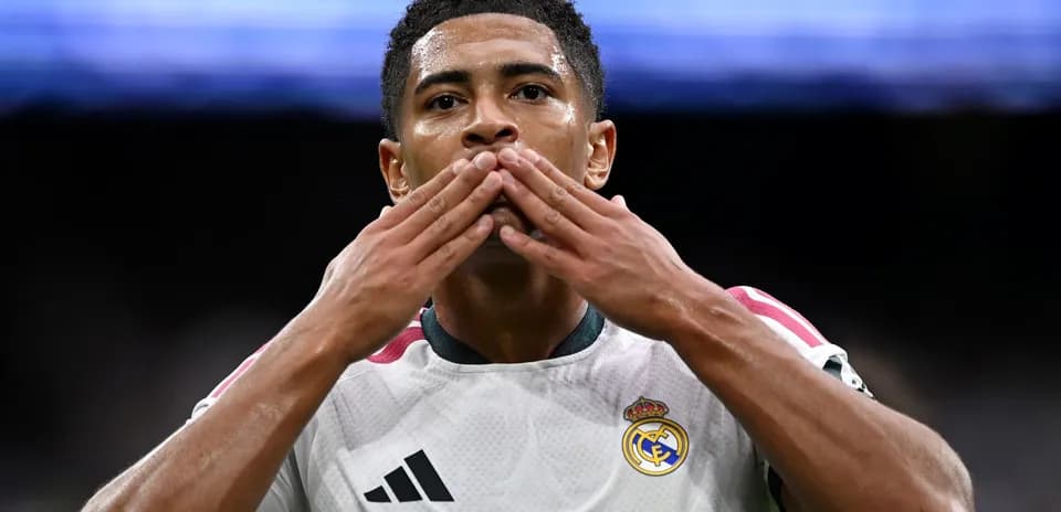 Jugador de Real Madrid celebrando con gestos de beso