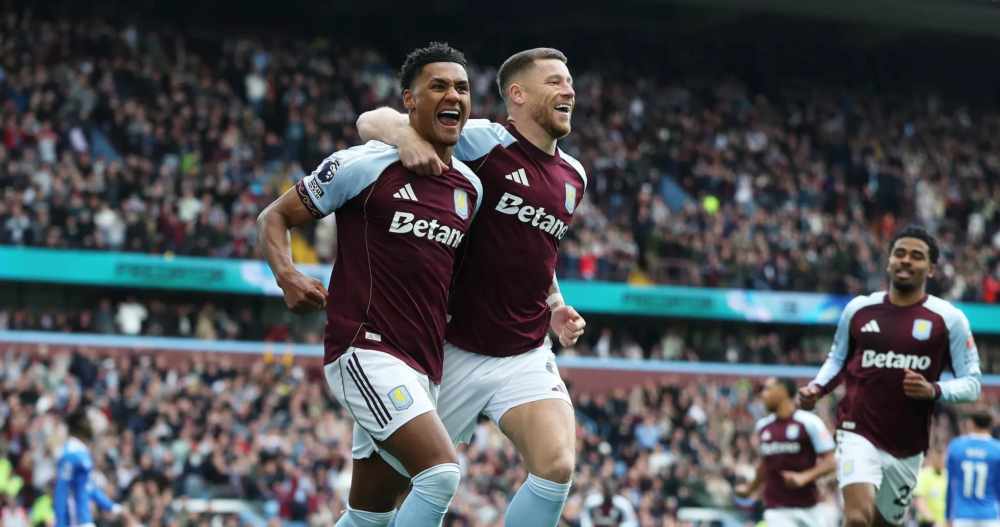 Jugadores de Aston Villa celebrando un gol
