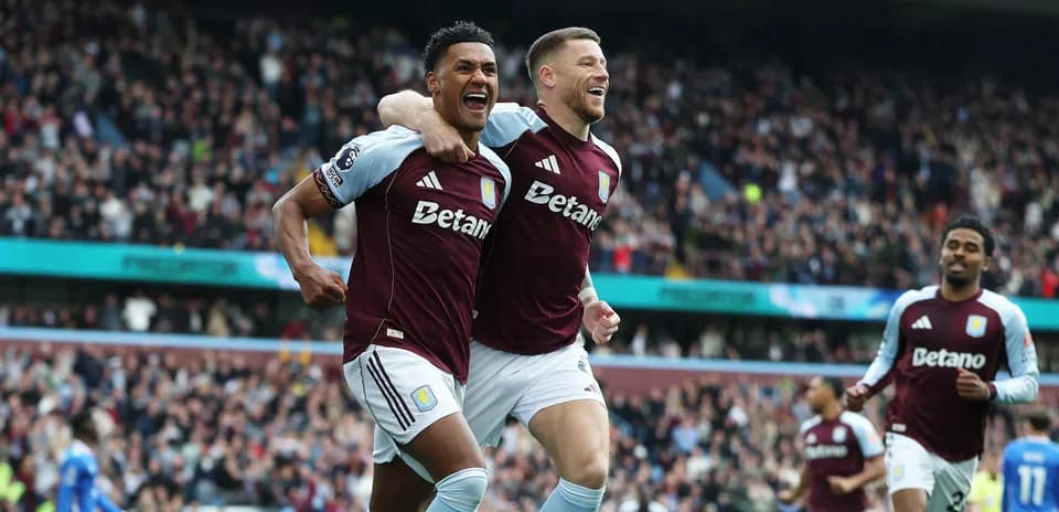 Jugadores de Aston Villa celebrando un gol