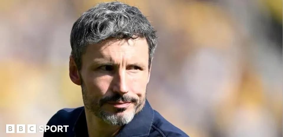 Entrenador observando el campo durante un partido