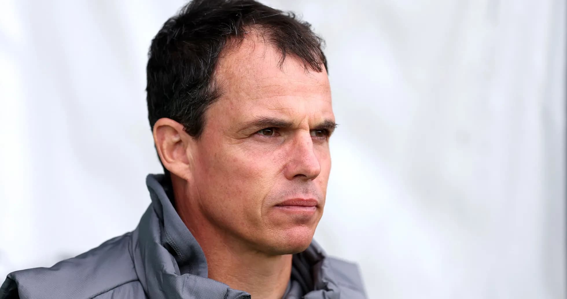 Entrenador observando durante una sesión de entrenamiento