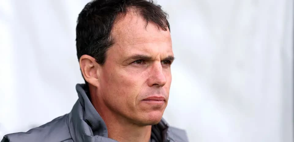 Entrenador observando durante una sesión de entrenamiento