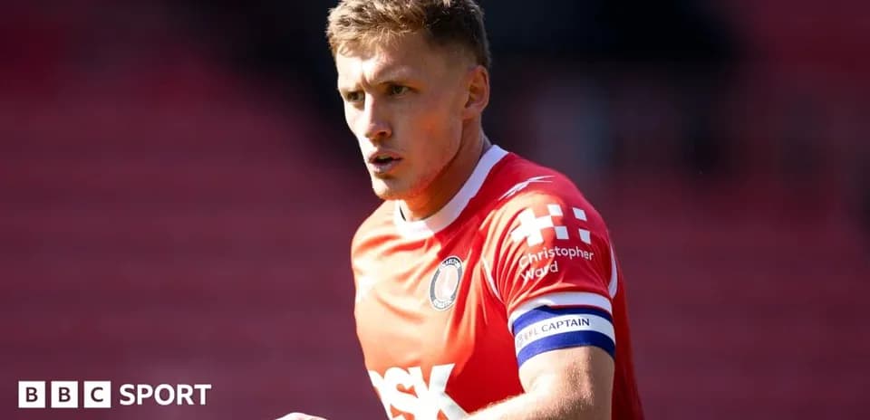 Jugador con camiseta roja y banda de capitán