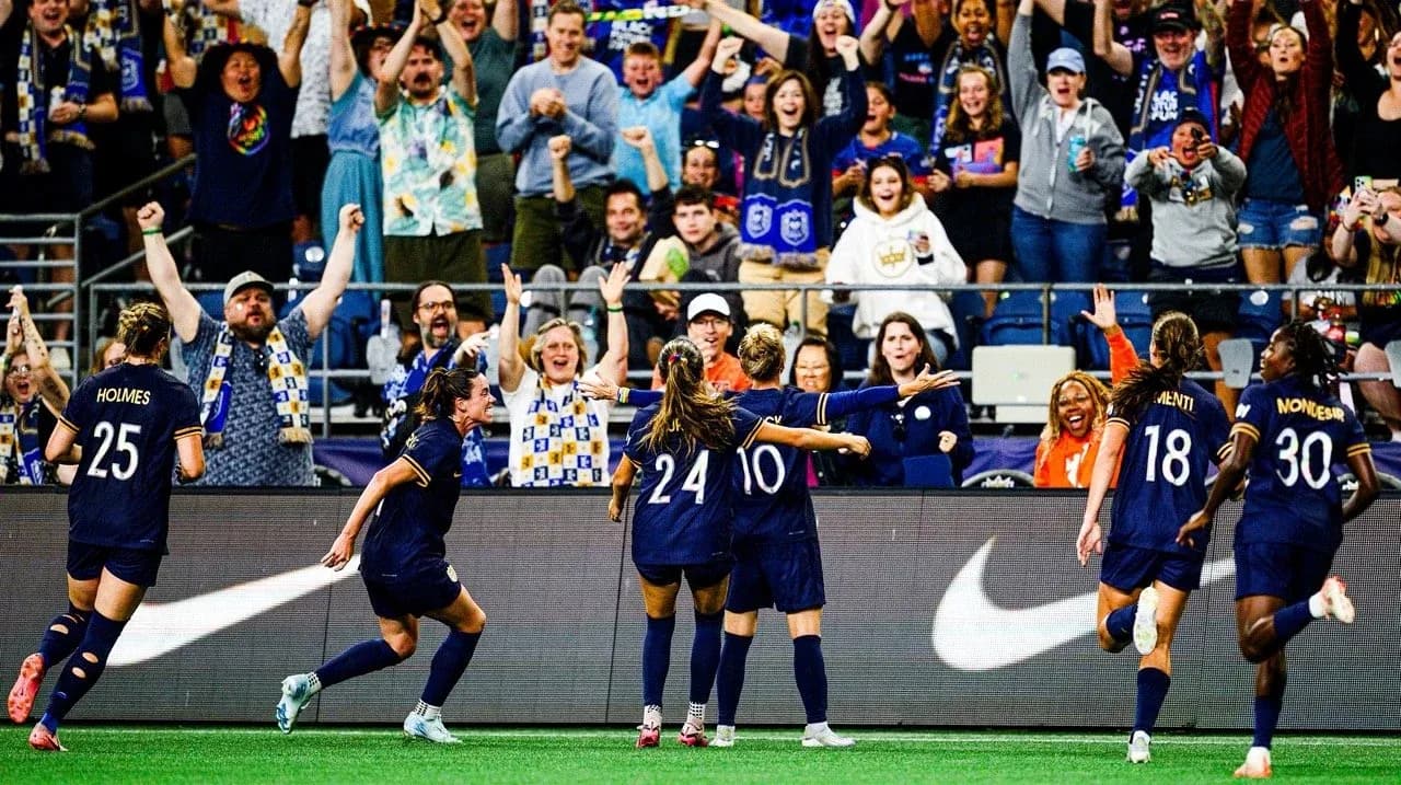 Jugadoras del Seattle Reign celebrando un gol