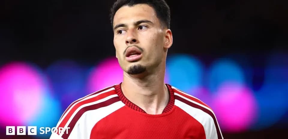 Jugador de Arsenal con camiseta roja en el campo