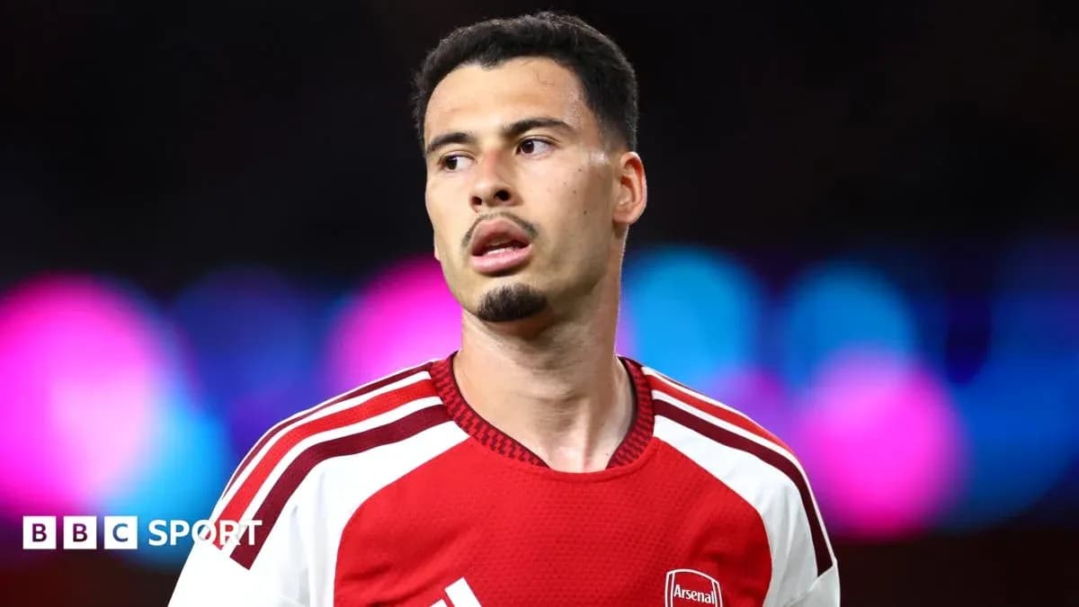 Jugador de Arsenal con camiseta roja en el campo