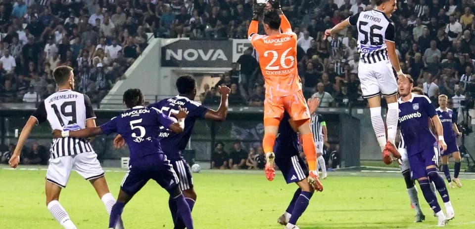 Portero de PAOK atrapando el balón en el partido