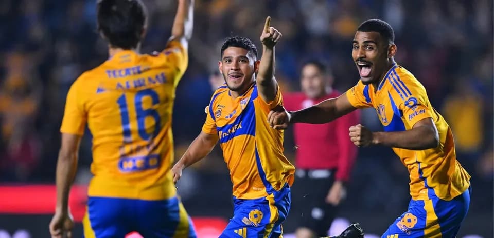 Jugadores de Tigres celebrando un gol