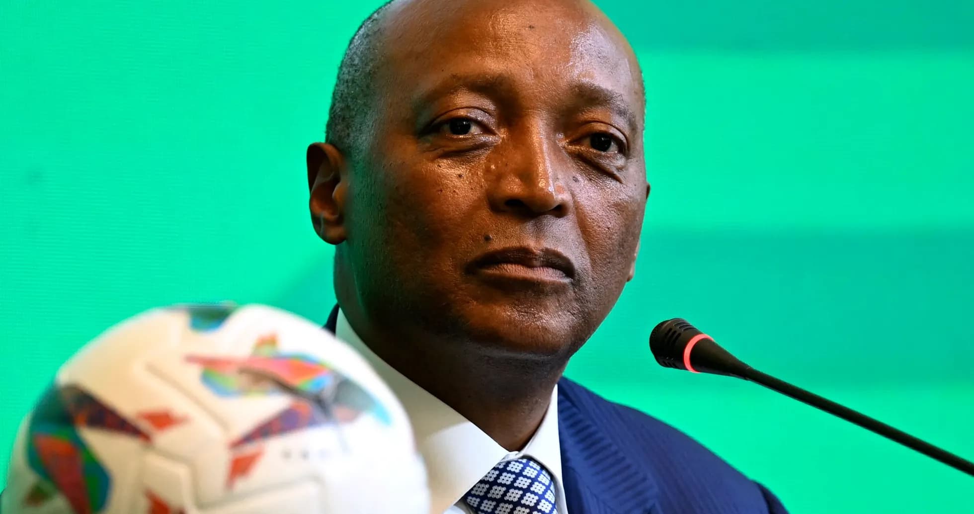 Persona en conferencia con balón de fútbol cerca