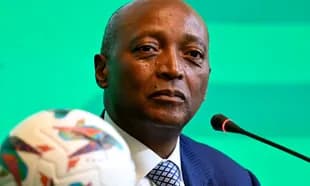 Persona en conferencia con balón de fútbol cerca