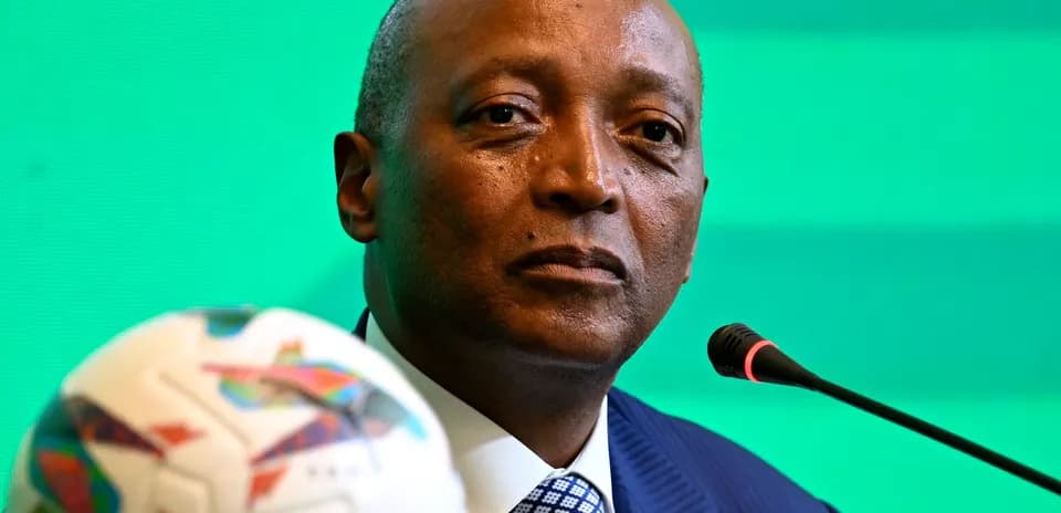 Persona en conferencia con balón de fútbol cerca