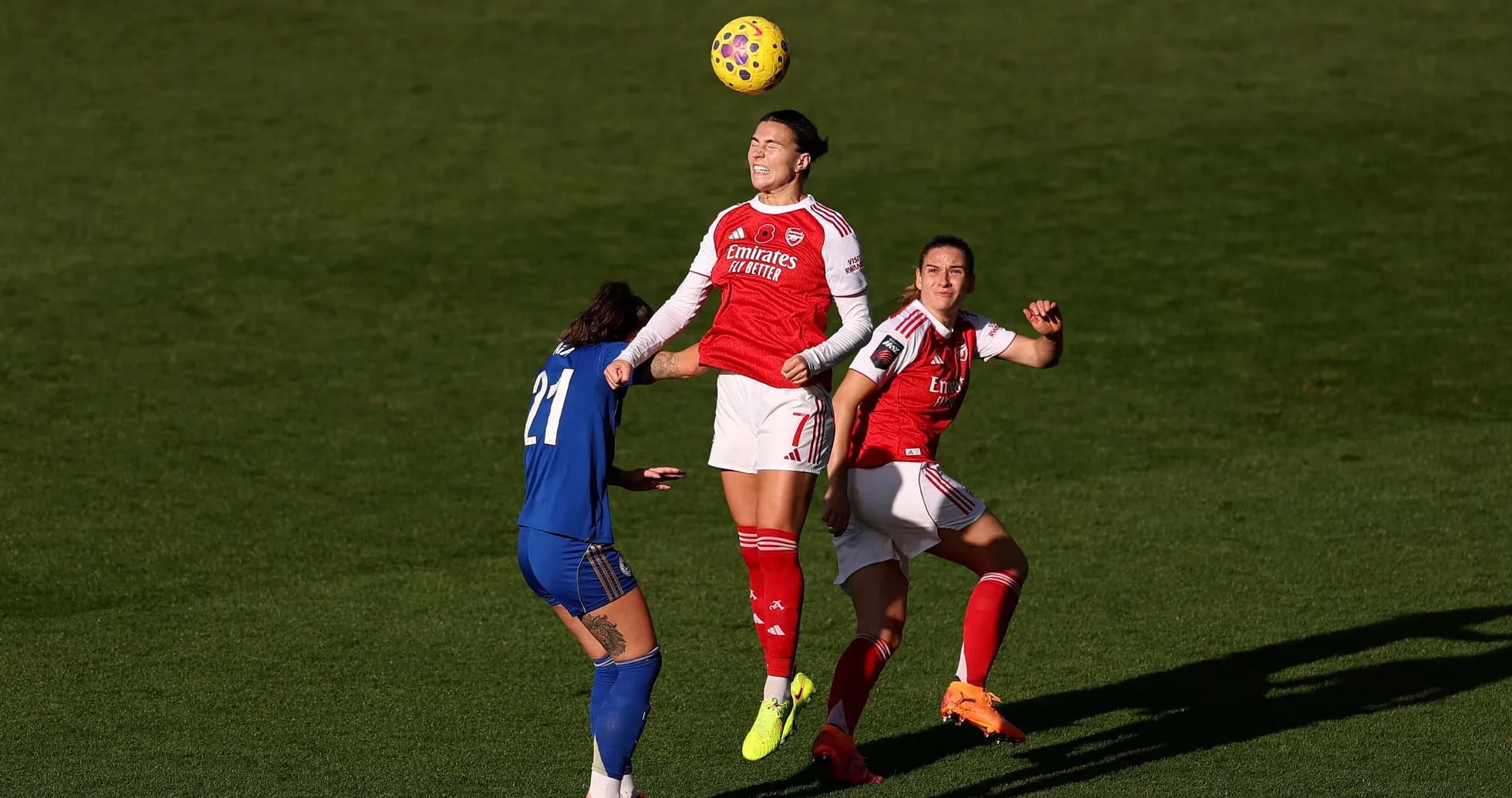 Jugadora de Arsenal W saltando para cabecear