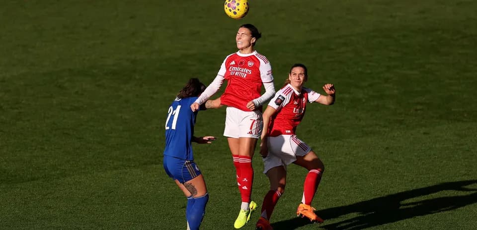 Jugadora de Arsenal W saltando para cabecear