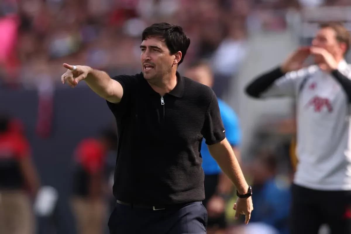 Entrenador dirigiendo a su equipo durante el partido