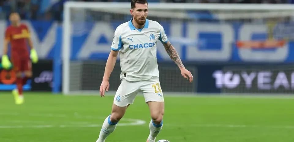 Jugador del Olympique de Marsella controlando el balón