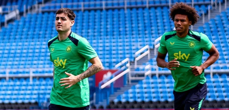 Jugadores corriendo en el entrenamiento del equipo