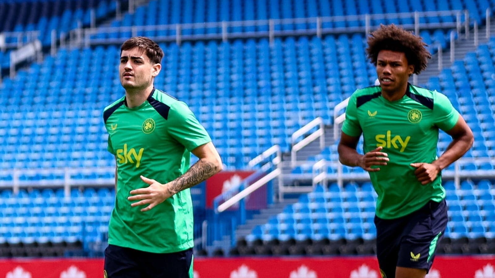 Jugadores corriendo en el entrenamiento del equipo