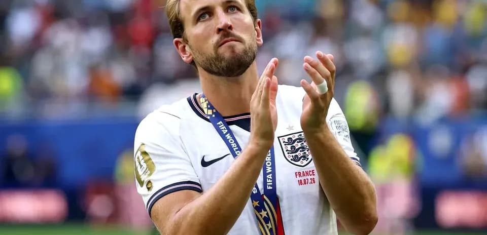 Jugador aplaudiendo con medalla en el cuello