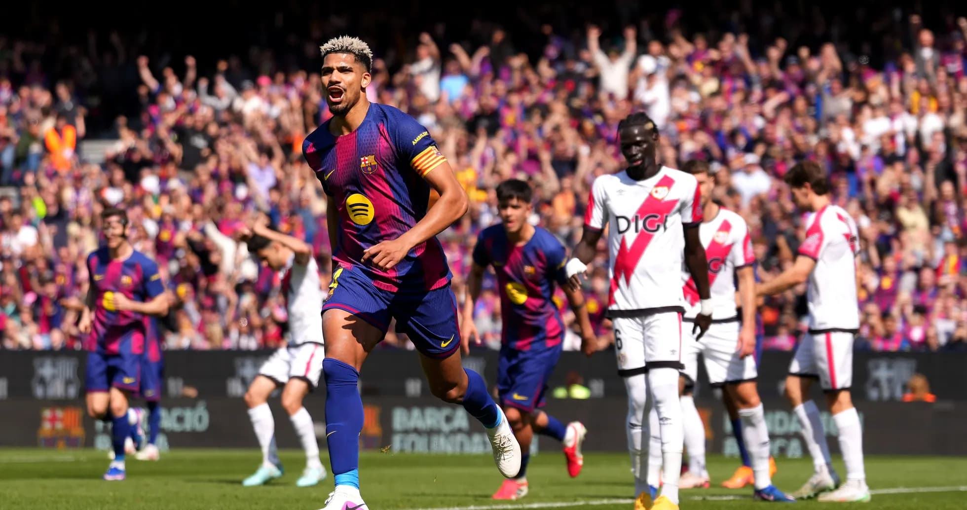 Ronald Araújo celebrando un gol contra Rayo Vallecano