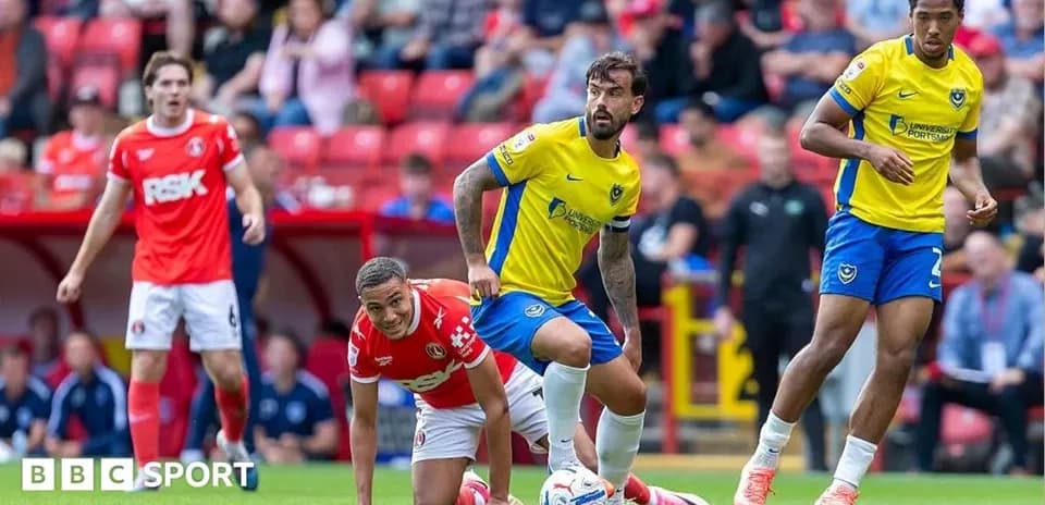Jugadores en acción durante un partido de fútbol