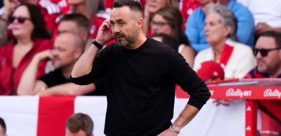 Entrenador en la banda durante un partido