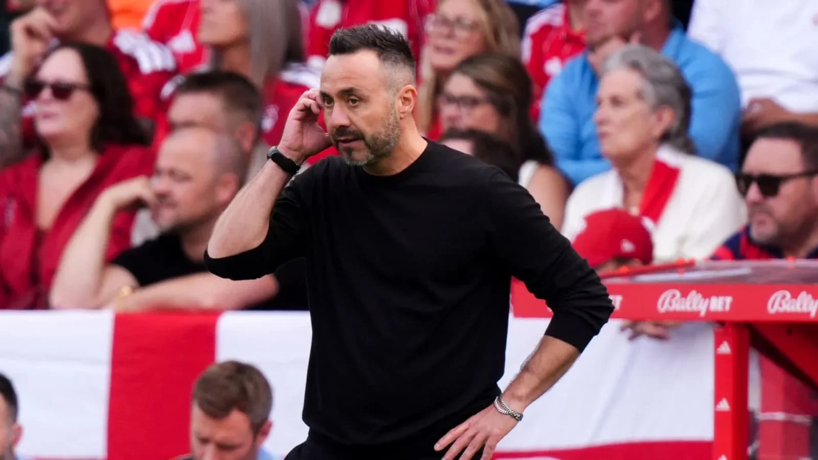 Entrenador en la banda durante un partido