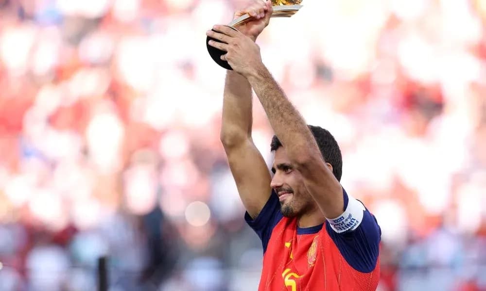 Jugador levantando trofeo en celebración de victoria