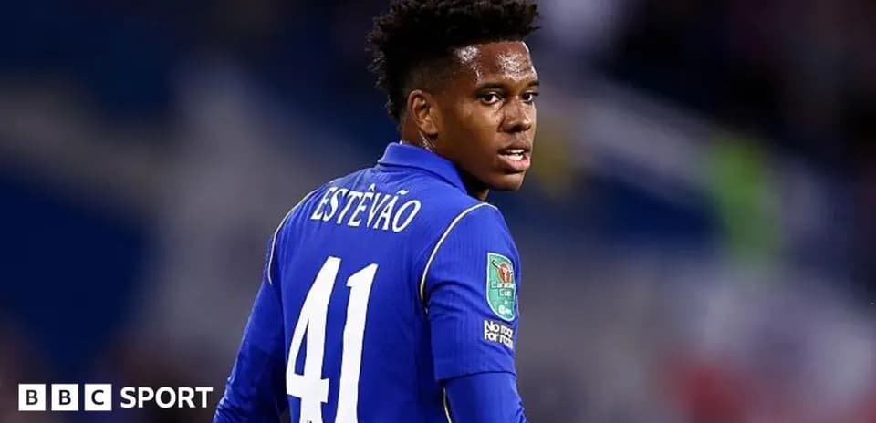Jugador con camiseta azul en el campo de fútbol