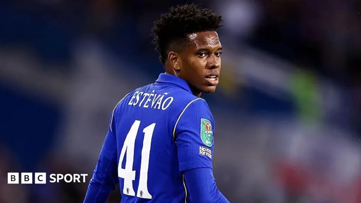 Jugador con camiseta azul en el campo de fútbol