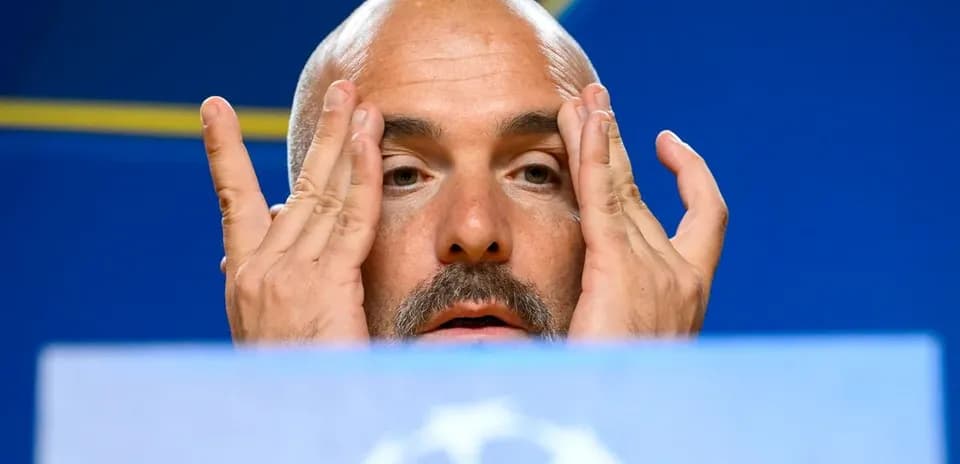 Entrenador en conferencia de prensa expresando preocupación
